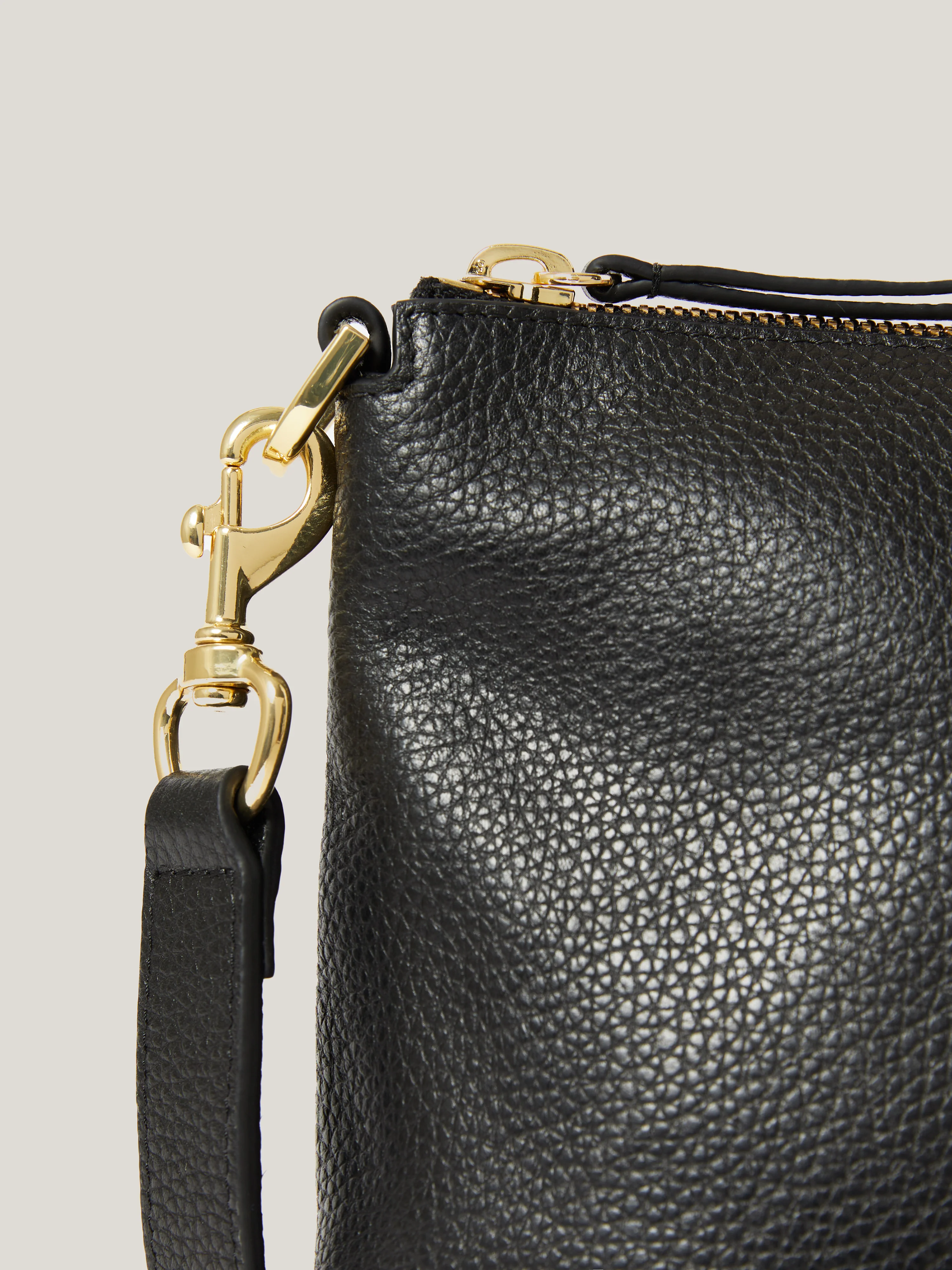 Ava Pebble Leather Crossbody | Black - Image 5