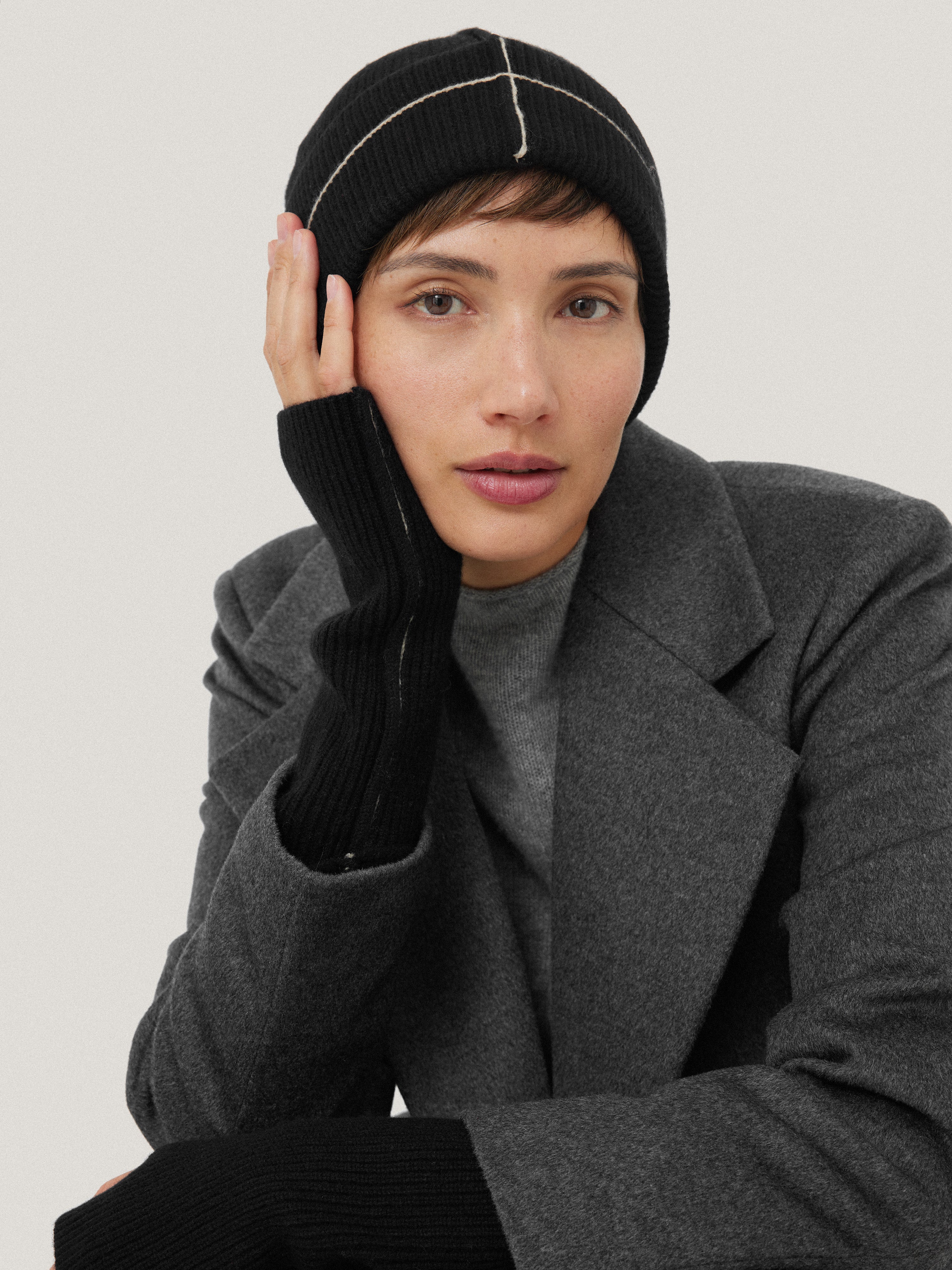 Contrast Stitch Mitten | Black - Image 2