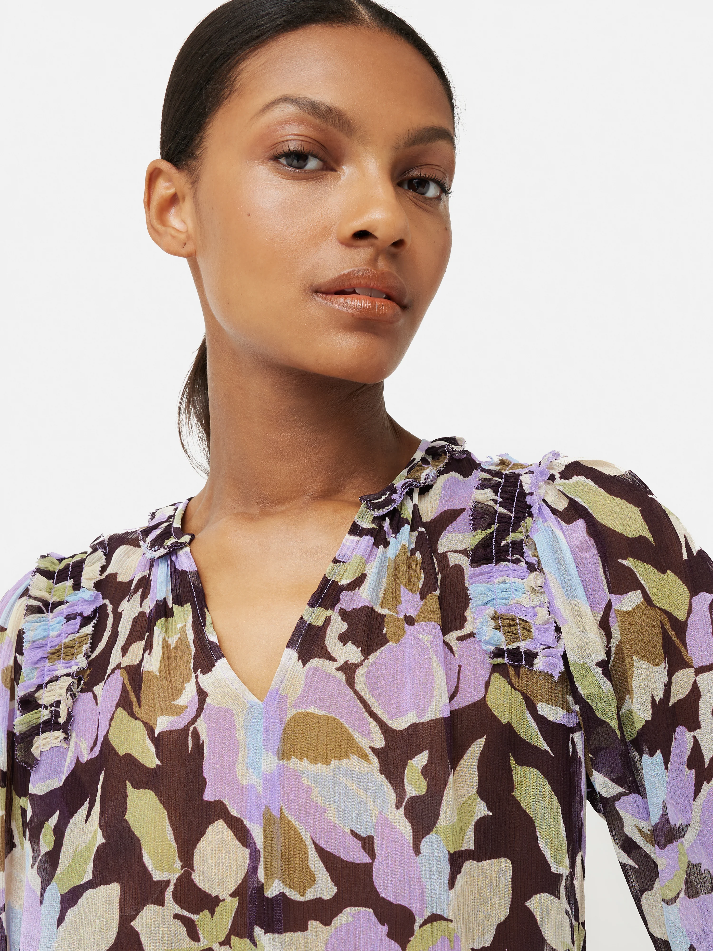 Graphic Pansy Crinkle Top | Lilac - Image 2